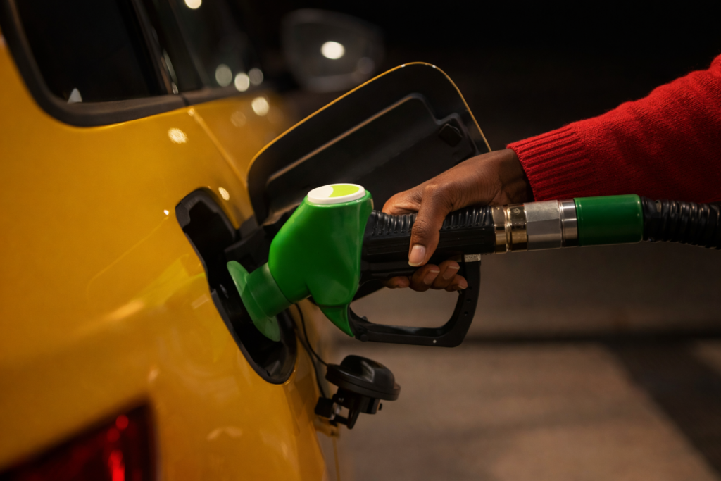 tankowanie samochodu na stacji paliw pistolet dystrybutora benzyna diesel